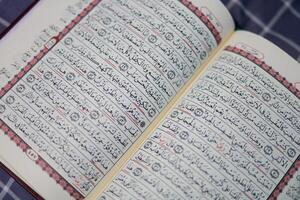 Koran, al Koran, islamisch Hintergrund zum eid al-fitr eid al-adha. öffnen Seite von al-Quran. islamisch Konzept foto