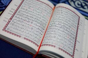 Koran, al Koran, islamisch Hintergrund zum eid al-fitr eid al-adha. öffnen Seite von al-Quran. islamisch Konzept foto