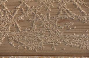 braun Holz Textur mit Weiß Frost Muster. Winter Hintergrund. foto