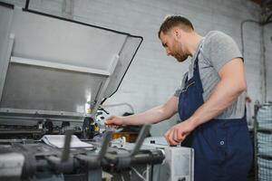 Fabrik Arbeiter. Mann Arbeiten auf das Produktion Linie. foto