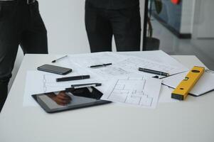 Mannschaft von Architekten Menschen im Gruppe auf Konstruktion Seite? ˅ prüfen Unterlagen und Geschäft Arbeitsablauf foto