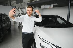 Mann Kauf ein Auto beim ein Ausstellungsraum foto