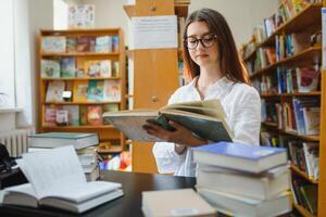 Porträt eines Studentenmädchens, das an der Bibliothek studiert foto