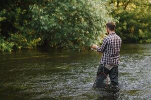 Angeln. Fischer und Forelle. Fischer auf wild Fluss. foto