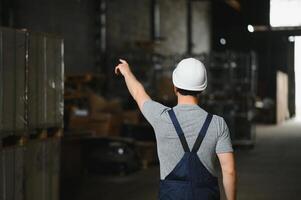 männlich Warenhaus Arbeiter Porträt im Warenhaus Lagerung. foto