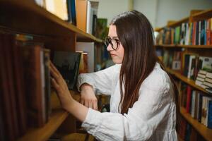 schön Mädchen im ein Bibliothek foto