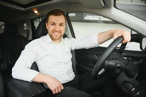 Mann Kauf ein Auto beim ein Ausstellungsraum foto