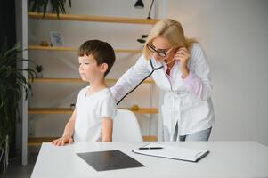 Kinderarzt Arzt Prüfung wenig Jungs Herz schlagen und Lunge zu prüfen zum Probleme foto