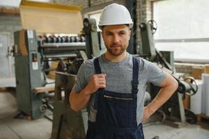 Arbeiter im Fabrik auf das Maschine foto