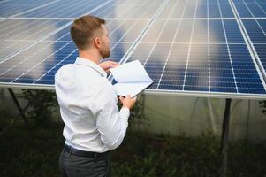 Ingenieur beim Solar- Leistung Bahnhof mit Solar- Tafel. praktisch Lektionen auf verlängerbar Energie Leistung Pflanzen. foto