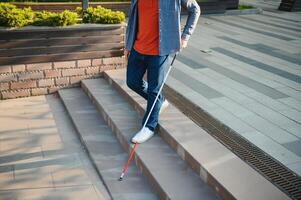 blind Mann. Menschen mit Behinderung, behindert Person und täglich Leben. visuell beeinträchtigte Mann mit Gehen Stock. foto