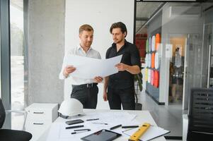 Ingenieur oder Architekt Zusammenarbeit Arbeiten auf Konstruktion Projekt mit Gebäude Modell- und Entwurf im Büro. Konstruktion Konzept. foto