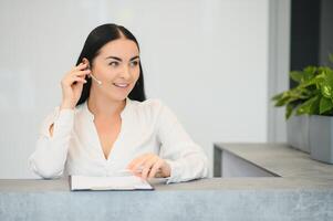 Bild von ziemlich Rezeptionist beim arbeiten. foto