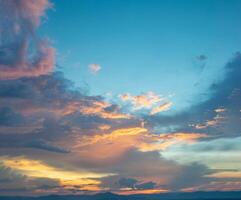 schön Wolkenlandschaft und dramatisch Sonnenuntergang mit bunt Wolken zündete durch das Sonne. foto