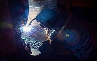 Schweißen Stahl Strukturen und hell Funken im Stahl Konstruktion Industrie. foto