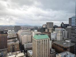 portland, Oregon, USA - - 15.02.2024 Aussicht von Portland von ein hoch Punkt im das Stadt. Aussicht von das Fenster von das Glockenkiefer Restaurant. foto