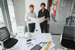 Ingenieure helfen beim Entwerfen von Entwürfen und arbeiten bei der strukturellen Analyse von Projekttypen zusammen. foto