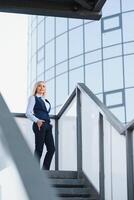 Geschäft Frauen Stil. Frau gehen zu arbeiten. Porträt von schön weiblich im stilvoll Büro. foto