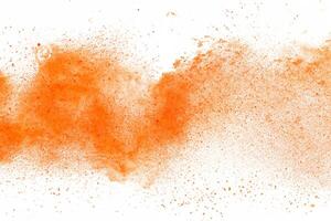 abstrakt Orange Pulver Explosion. Nahansicht von Orange Staub Partikel Spritzen isoliert auf Weiß Hintergrund foto