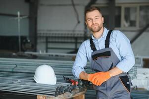 männlich Fabrik Mechanik oder Ingenieur im Sicherheit Uniformen sind Arbeiten auf Metall Bohren Maschinen im industriell Produktion Linien, Stahl wird bearbeitet Industrie, mechanisch Wartung. foto