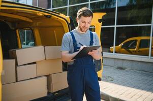 jung Lieferung Mann Kurier im Uniform halt Unterlagen Zwischenablage Überprüfung aufführen Paket Post Kisten in der Nähe von ein Auto zum Bedienung Sendung zu Kunde, online Einkaufen Bedienung Konzepte. foto