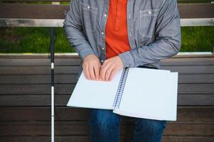 blind Mann lesen durch berühren Blindenschrift Buch foto