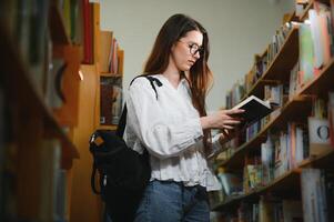 Ausbildung, hoch Schule, Universität, Lernen und Menschen Konzept. lächelnd Schüler Mädchen lesen Buch foto