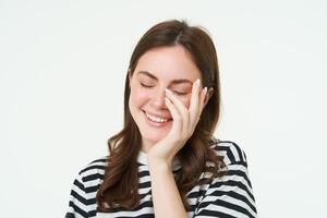 Lebensstil Porträt von Mädchen Stehen Über Weiß Hintergrund, Lachen und zeigen Original- glücklich Emotionen foto