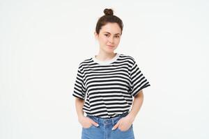Bild von charismatisch jung Frau im gestreift T-Shirt und Jeans, suchen zuversichtlich und Glücklich, lächelnd beim Kamera, offen Emotionen, Weiß Hintergrund foto