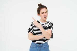 Porträt von frustriert, wütend Frau Forderungen Antworten, Punkte beim etwas verstörend, enttäuscht durch Banner, zeigen links Seite, Weiß Hintergrund foto