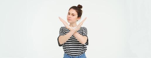 Porträt von zuversichtlich jung Frau, zeigen Kreuz Zeichen, verbieten Geste, missbilligen etwas, isoliert gegen Weiß Hintergrund foto