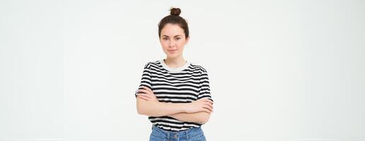 Porträt von jung stilvoll Frau, 25 Jahre alt, suchen optimistisch und motiviert, posieren zum Foto gegen Weiß Hintergrund