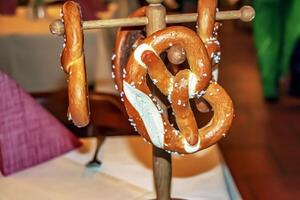 Nahansicht von gesalzen Brezeln im traditionell Deutsche und österreichisch Stil im ein Cafe. foto