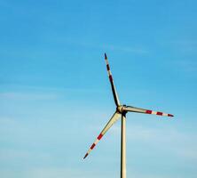 Wind Bauernhof Park Nächster zu ein Straße im Österreich im sonnig Wetter. foto