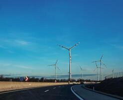 Wind Bauernhof Park Nächster zu ein Straße im Österreich im sonnig Wetter. foto