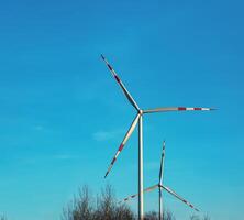 Wind Bauernhof Park Nächster zu ein Straße im Österreich im sonnig Wetter. foto