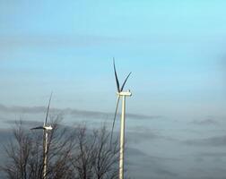 Wind Bauernhof Park Nächster zu ein Straße im Österreich im sonnig Wetter. foto