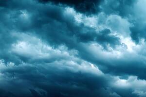 dramatisch stürmisch Himmel, dunkel Wolken Vor Regen foto