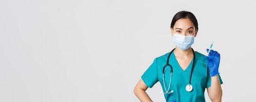 COVID-19, Coronavirus Krankheit, Gesundheitswesen Arbeitskräfte Konzept. frech süß asiatisch weiblich Krankenschwester, Praktikant im medizinisch Maske und Handschuhe halten Spritze mit Impfung, bereit zu machen Schuss, Weiß Hintergrund foto