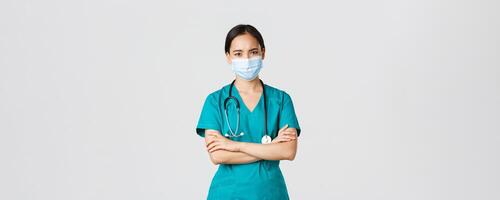 COVID-19, Coronavirus Krankheit, Gesundheitswesen Arbeitskräfte Konzept. besorgt und besorgt ernst aussehend asiatisch weiblich Arzt informieren geduldig Schlecht Ergebnisse, tragen medizinisch Maske und Peelings, aussehen enttäuscht foto