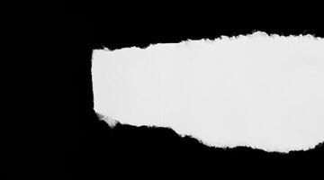 Stück von zerrissen Papier auf schwarz. Kopieren Raum foto