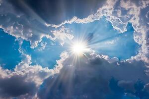 Blau Himmel mit Wolken und Sonne scheint foto