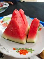 frisch Wassermelone Scheiben auf ein Platte, ein frisch und gesund Nachtisch. foto