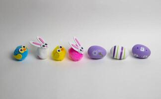 lila Ostern Eier und klein Spielzeuge Hasen Vögel Symbol von Ostern foto