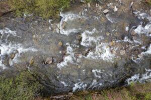 Antenne oben Aussicht von fließend Berg Fluss foto