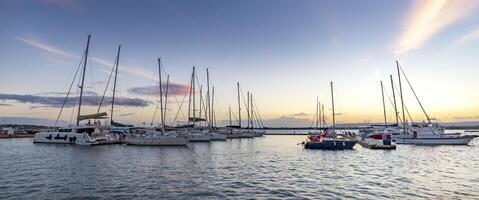 Panorama- Aussicht von Yachten und Boote nach Sonnenuntergang im das Hafen. foto