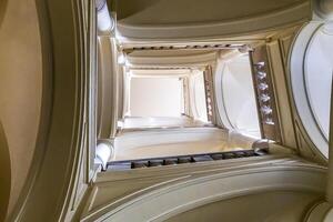 Aussicht von das Treppe im das Turm. horizontal Aussicht foto