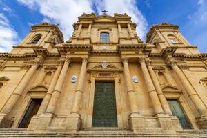 das Fassade von das nicht Kathedrale ist ein Meisterstück von das sizilianisch Barock und ein von Bedeutung Wahrzeichen. foto