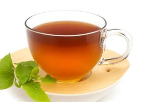 ai generiert Kräuter- Tee auf hölzern Tasse isoliert auf Weiß Hintergrund foto