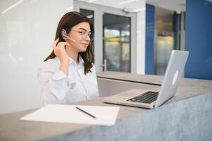 jung weiblich Rezeptionist Arbeiten im Büro foto